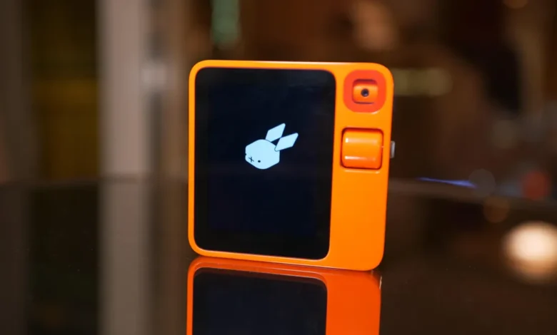 С R1 взаимодействовать необходимо не через открытие приложений, а путем нажатия физической кнопки "Push-to-Talk" для задания вопроса или воспроизведения музыки на Spotify, как если бы вы разговаривали в рацию. Программное обеспечение телефона работает на основе большой модели действий или алгоритма, который способен учиться, как люди используют приложения и интерфейсы, чтобы воспроизводить и автоматизировать эти процессы. Лю сравнивает это с тем, чтобы передать свой телефон другу, чтобы он самостоятельно заказал еду, вместо того чтобы делать это самому. Виртуальных помощников, способных выполнять почти те же задачи, что и R1 от Rabbit, не так уж и мало. Google и Amazon также обогащают своих виртуальных помощников функциями искусственного интеллекта для более эффективной обработки сложных запросов. Лю видит необходимость в устройстве, предназначенном для решения задач, отдельном от вашего телефона и, следовательно, менее отвлекающем. Он утверждает, что просто потому, что ваш телефон может делать то же самое, не означает, что это более высокий уровень опыта. Такой аргумент потребует многих убеждений, особенно учитывая, насколько сильно мы привыкли к нашим телефонам. Опрос от Reviews.org показал, что 89% американцев проверяют свой телефон в первые 10 минут после пробуждения, и 60% спят со своим телефоном ночью. Тем не менее, Rabbit R1, вместе с недавно анонсированным ИИ-значком от стартапа Humane, свидетельствует о том, что технологические компании все чаще стремятся создавать новые устройства вокруг искусственного интеллекта. Многие уже нашли обещание Rabbit достаточно привлекательным, чтобы заказать R1. Компания объявила 10 января, что продала 10 000 единиц в первый день предзаказов.