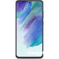 Samsung Galaxy S21 FE: переход на новый уровеньЕсли вы ищете смартфон, который сочетает в себе высокую производительность, качественную камеру и красивый AMOLED-экран, то Samsung Galaxy S21 FE - именно то, что вам нужно. Этот устройство имеет все необходимые характеристики, чтобы быть одним из лучших смартфонов на рынке в своей ценовой категории.

AMOLED-экран: живое изображение и комфорт использования

Samsung Galaxy S21 FE обладает ярким и насыщенным 6,4-дюймовым AMOLED-экраном, который гарантирует отличную цветопередачу и контрастность. Благодаря функции адаптивной частоты обновления до 120 Гц, экран плавно и быстро реагирует на все действия пользователя, создавая ощущение максимальной плавности и комфорта при использовании устройства.

Производительность: мощь и эффективность

Samsung Galaxy S21 FE оснащен мощным процессором Qualcomm Snapdragon 888, который позволяет работать с несколькими приложениями одновременно без задержек и подвисаний. Кроме того, 6 Гб оперативной памяти и 128 Гб встроенной памяти гарантируют быстрое и эффективное выполнение всех задач.

Камера: несколько способов зафиксировать момент

Samsung Galaxy S21 FE оснащен тройной камерой на 12, 12 и 8 Мп, которая позволяет делать качественные фотографии в любых условиях освещения и сохранять моменты на всю жизнь. Встроенные функции фотосъемки, такие как Pro Mode, Night Mode, Portrait Mode, Super Slow-mo и многие другие, дополняют функционал камеры, что позволяет получать более креативные и профессиональные фотографии.

Итоги

Samsung Galaxy S21 FE - это устройство, которое привлекает внимание своим качественным AMOLED-экраном, мощным процессором и многофункциональной камерой. Он станет идеальным выбором для тех, кто хочет получить качественный смартфон с большими возможностями по разумной цене.

