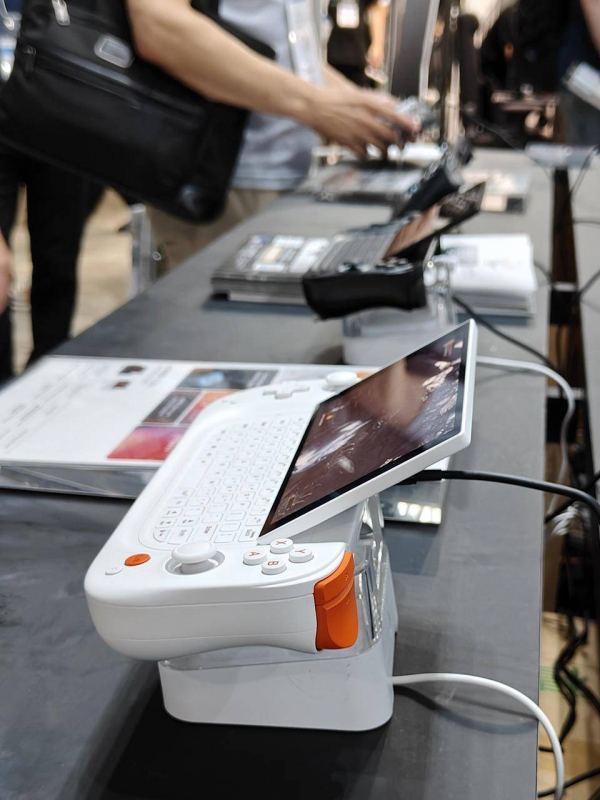 Portable slider game console AyeNeo Slide will receive a Ryzen